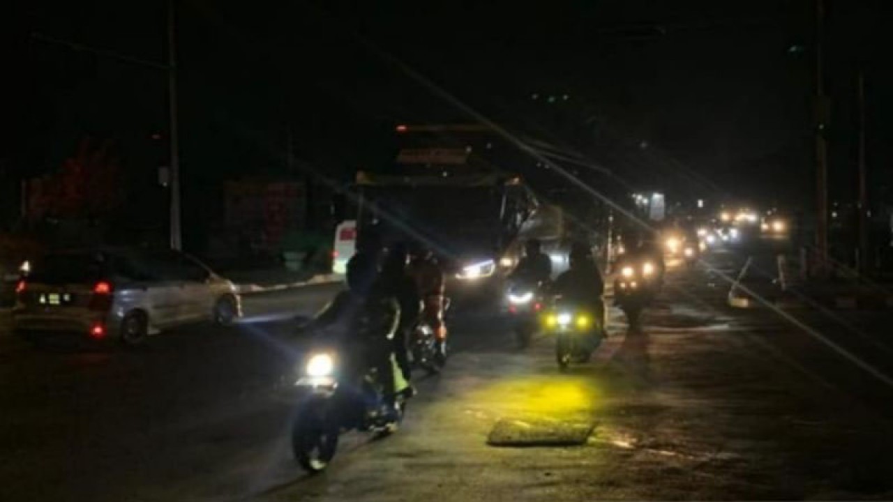 Arus kendaraan yang melintas di jalur mudik Cianjur, Jawa Barat, terus meningkat memasuki H-3 Lebaran tercatat 12.000 kendaraan pemudik sudha melintas, Kamis (20/4/2023).(ANTARA/Ahmad Fikri). (Ahmad Fikri)