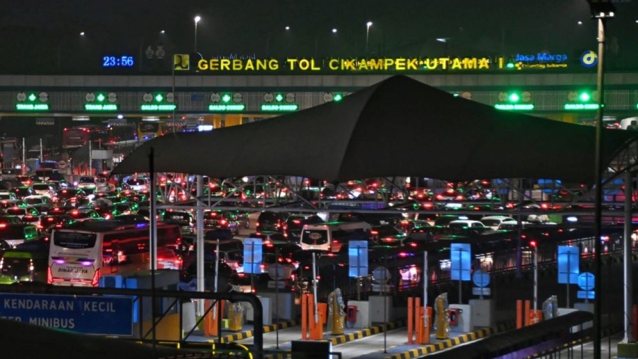 Tol Cikampek dilintasi 163 ribu kendaraan pada arus mudik H-2 Lebaran 2023. (BKIP Kemenhub)