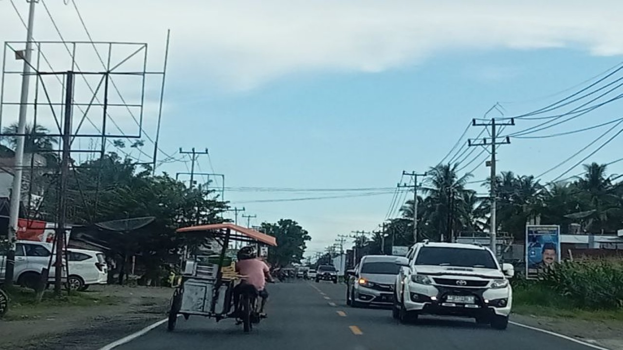 Arus mudik lintas Simpang Empat Kabupaten Pasaman Barat-Manggopoh mulai meningkat dua hari jelang Lebaran 2023, Kamis.