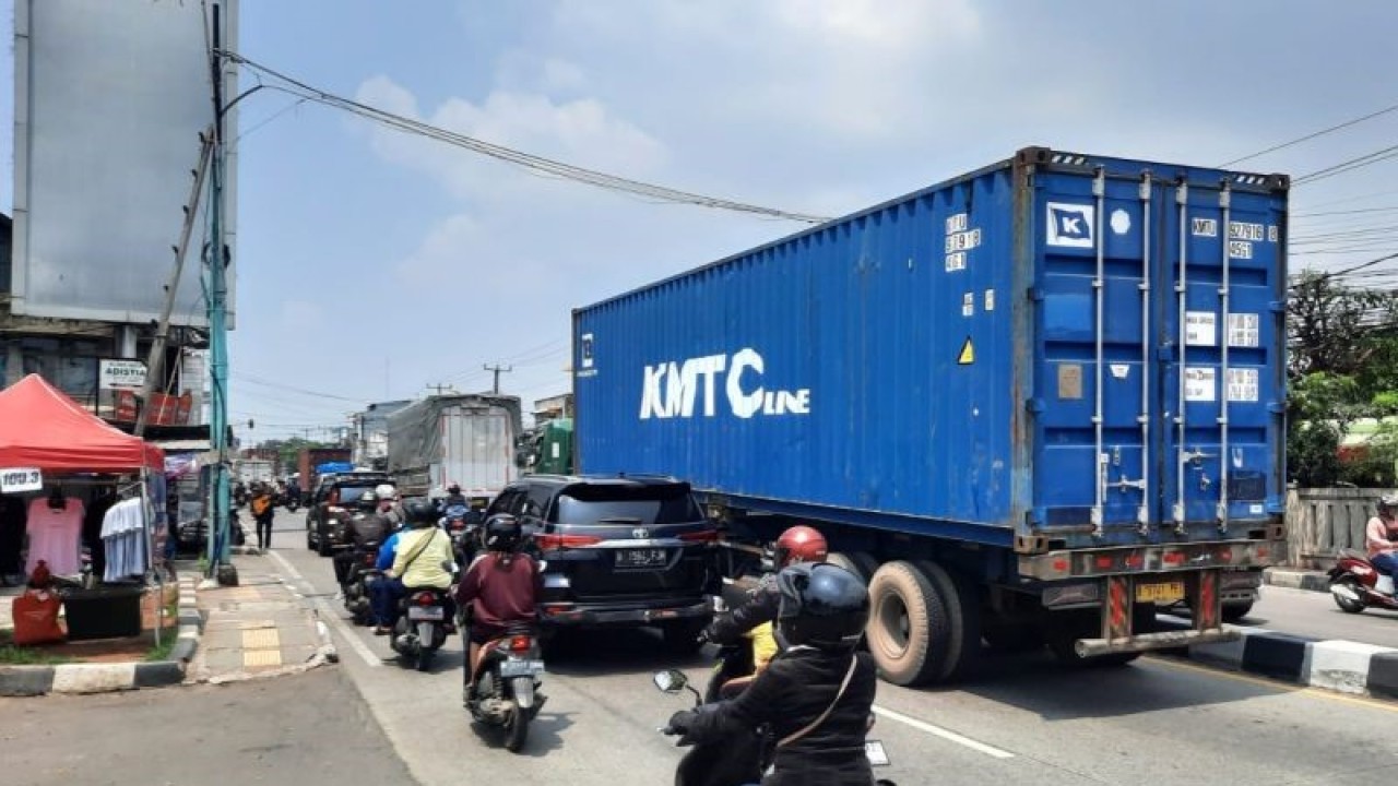 Kendaraan melintasi jalur pantai utara jawa di Ruas Tambun Selatan, Kabupaten Bekasi, Jawa Barat, Rabu. (ANTARA/Pradita Kurniawan Syah)