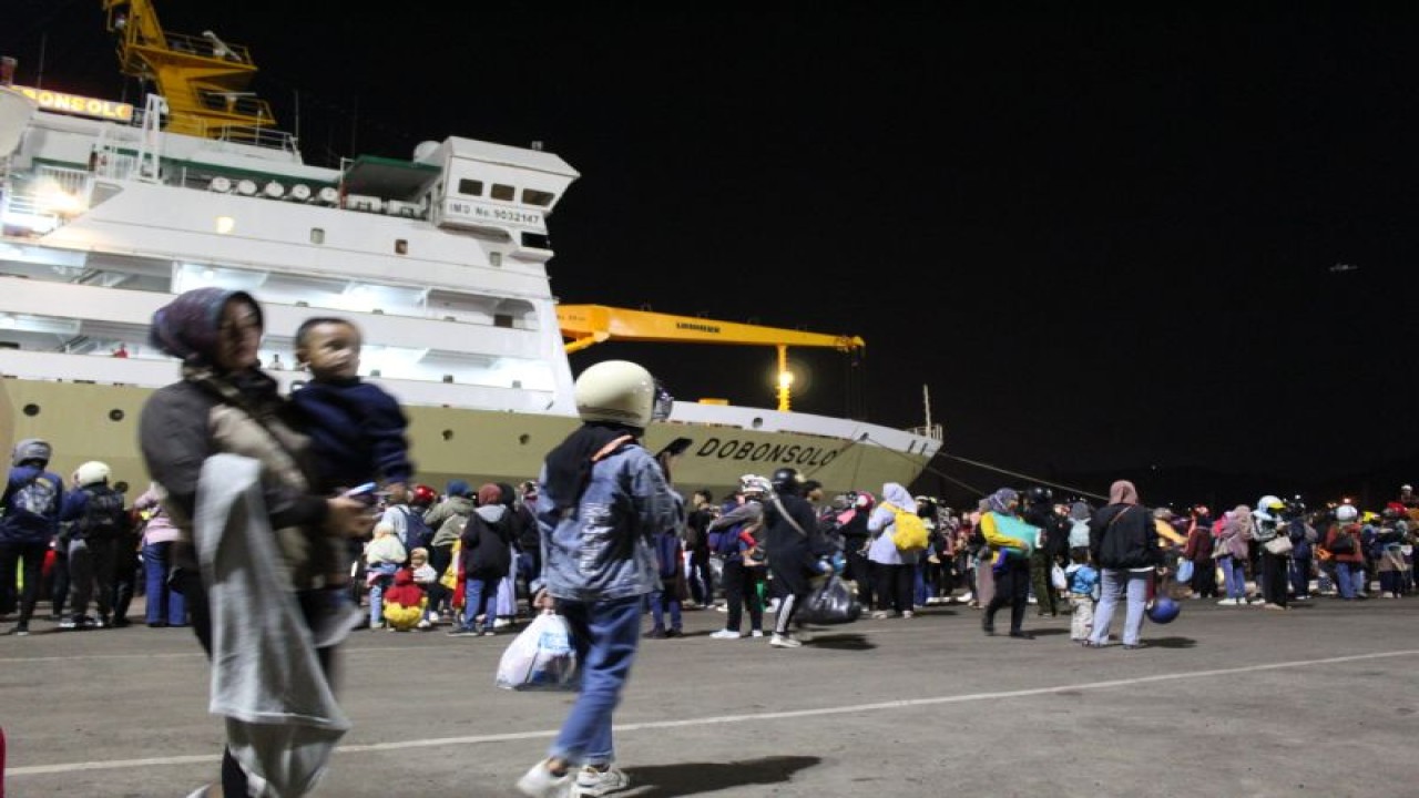 Pemudik motor yang turun dari KM Dobonsolo di Pelabuhan Panjang pada Kamis pagi. Bandarlampung, Kamis (20/4/2023). ANTARA/Ruth Intan Sozometa Kanafi.
