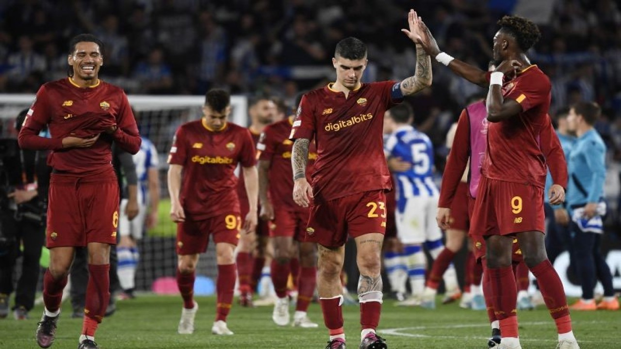 Arsip - Para pemain AS Roma setelah memenangkan pertandingan leg kedua putaran 16 besar Liga Europa kontra Real Sociedad di Reale Arena stadium, San Sebastian, pada 16 Maret 2023. (Photo by ANDER GILLENEA / AFP) (AFP/ANDER GILLENEA)