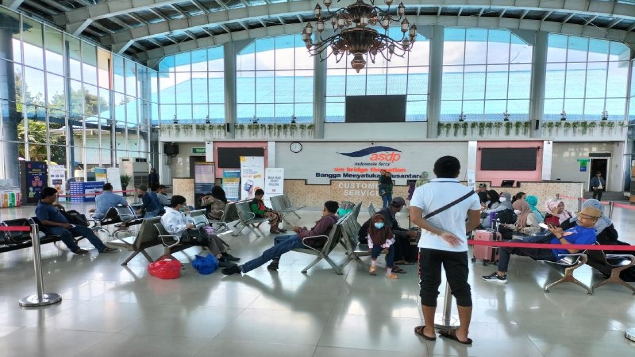 Suasana penumpang pejalan kaki di dalam loket penyekenan tiket pelabuhan Bakauheni. ANTARA/Riadi Gunawan