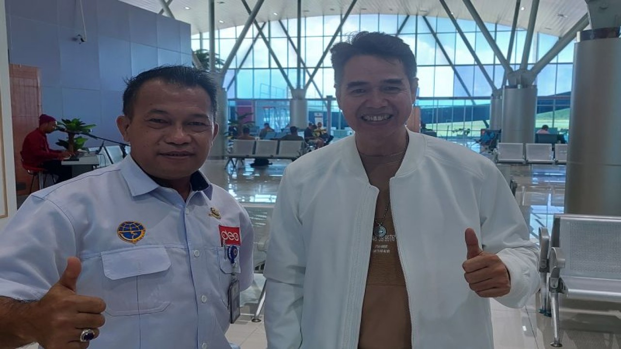 General Manager ASDP Cabang Sorong Nana Sutisna (kiri) pose bersama Kepala Bandar Udara Eduard Osok (Deo) Sorong saat ditemui media ini di ruang tunggu Bandara Deo. (ANTARA/Yuvensius Lasa Banafanu)