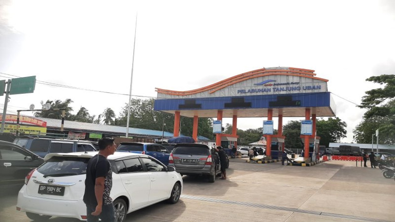 Antrean kendaraan di pelabuhan ASDP Tanjung Uban, Kabupaten Bintan, Provinsi Kepri. (Ogen)