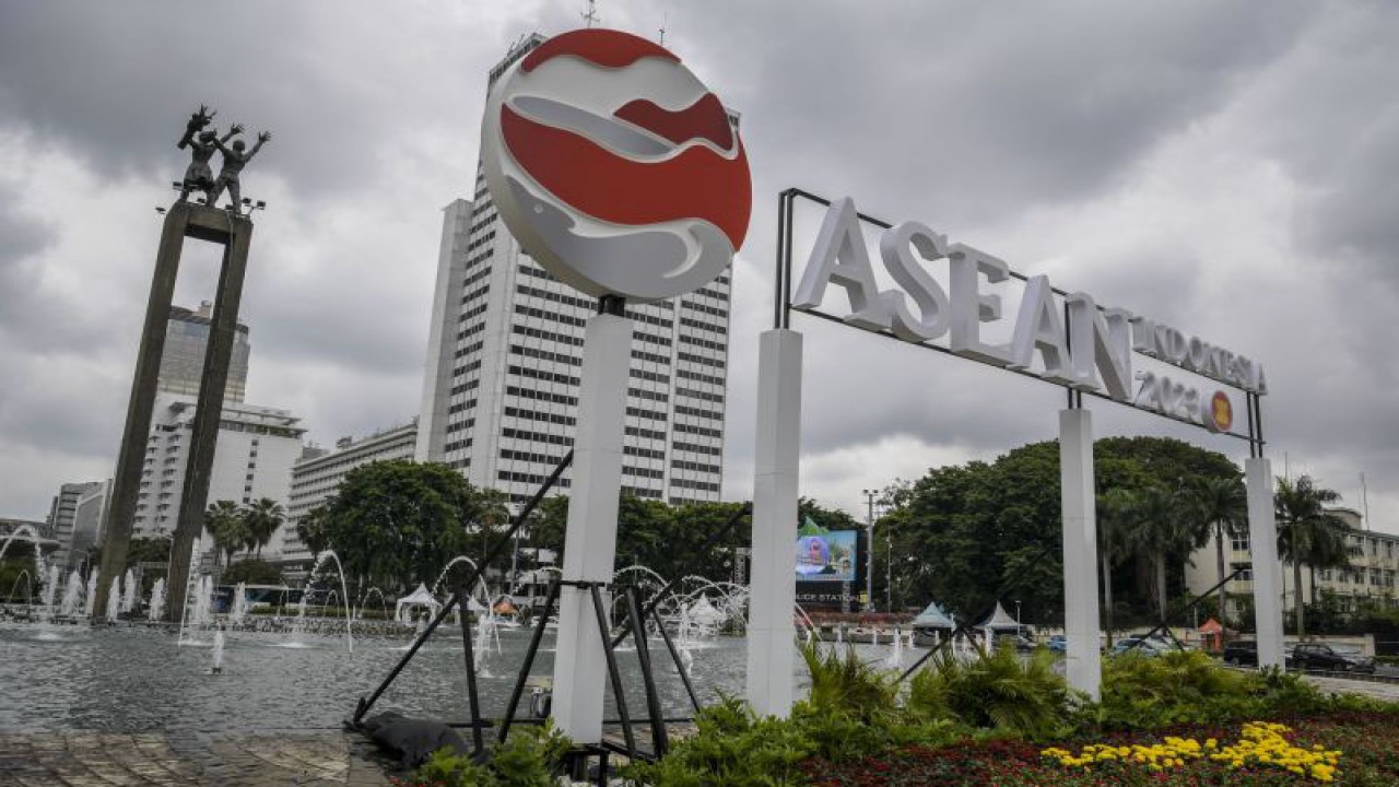 Logo KTT ASEAN Summit 2023 di Bundaran HI, Jakarta, Jumat (27/1/2023). ANTARA FOTO/Galih Pradipta/foc. (ANTARA FOTO/GALIH PRADIPTA)