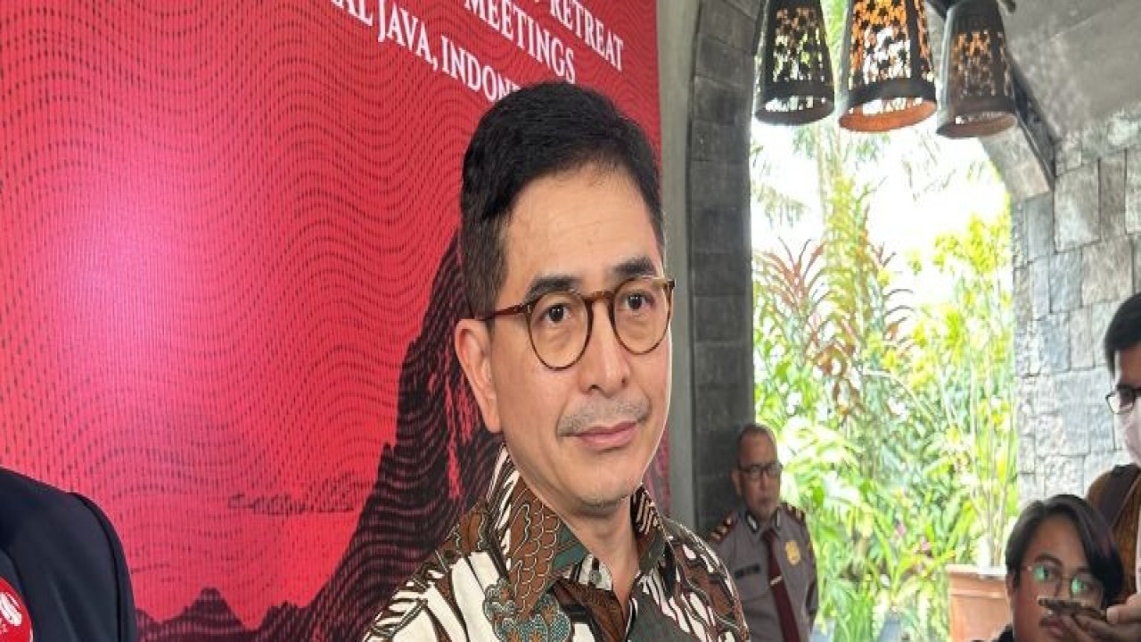 Ketua Umum Kamar Dagang dan Industri indonesia (KADIN) Arsjad Rasjid saat sesi doorstop usai pertemuan ASEAN Business Advisory Council di Plataran Heritage Borobudur, Magelang, Jawa Tengah, Rabu (22/3/2023). (ANTARA/Kuntum Riswan)