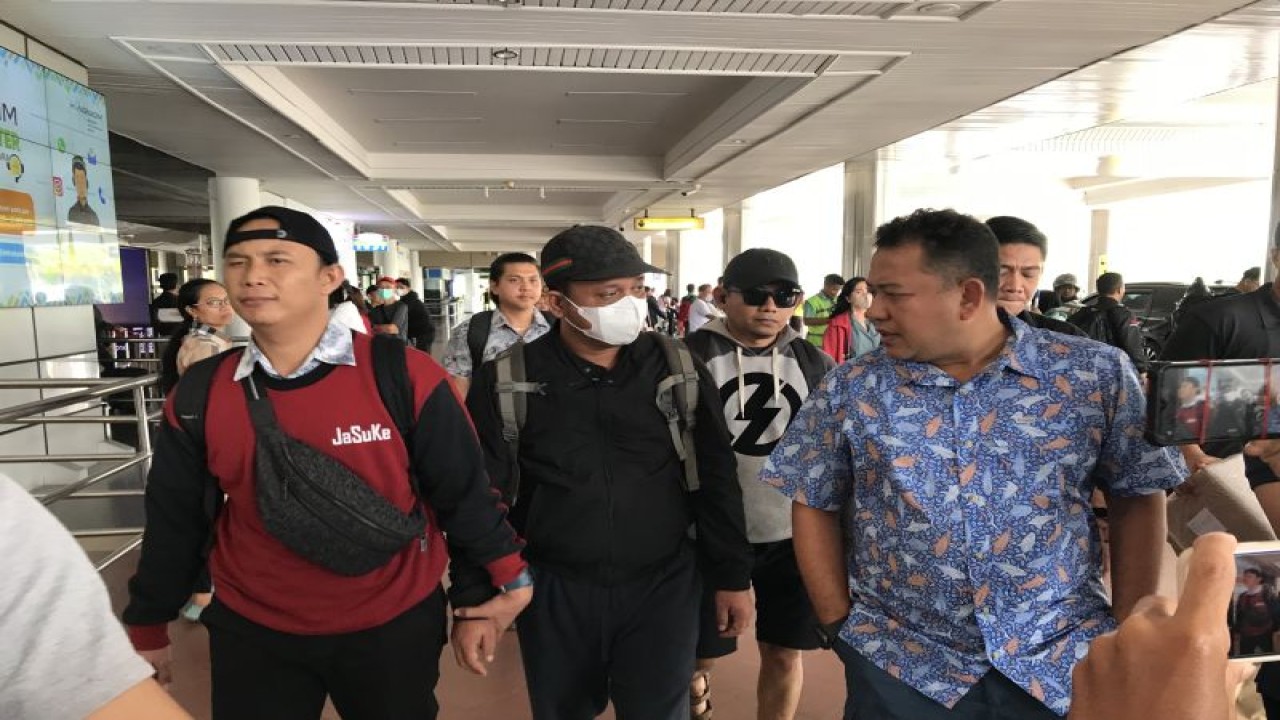 AR (memakai masker), tersangka dugaan korupsi dana hibah Pemprov Kepri saat tiba di Bandara Internasional Batam, dikawal oleh pihak Kepolisian Ditreskrimsus Polda Kepri untuk dibawa ke Polda Kepri, Sabtu (1/4/2023). ANTARA/Yude