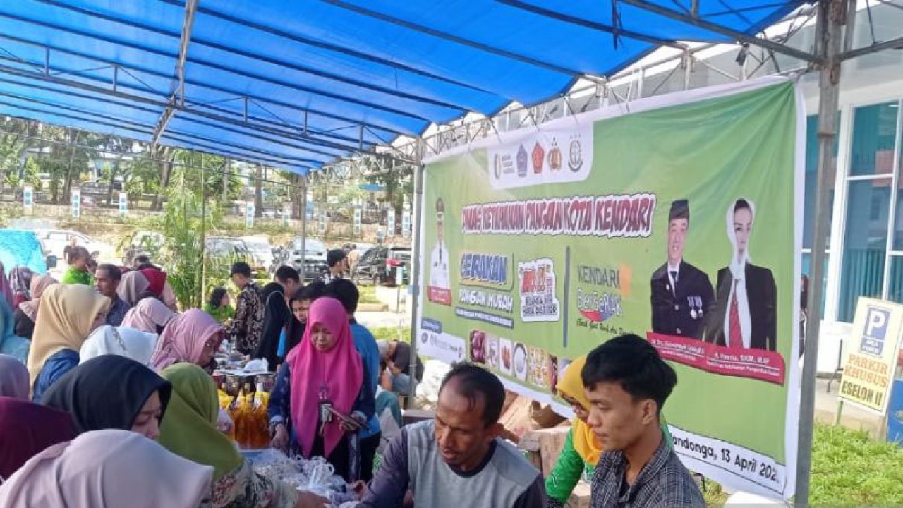 Suasana Pasar murah khusus ASN di Balai Kota Kendari. (Antara/La Ode Muh Deden Saputra)