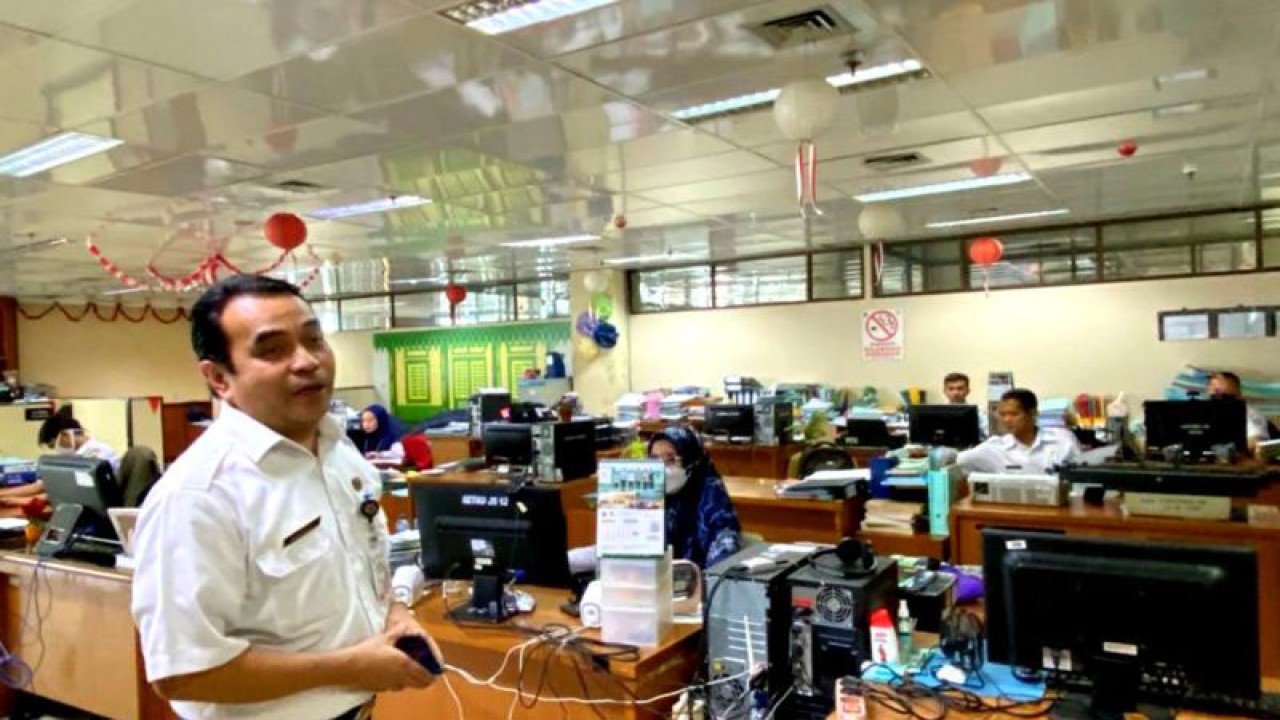 Kepala Subbagian Kepegawaian Kota Administrasi Jakarta Selatan Azhari memastikan pegawainya masuk kerja usai cuti bersama Lebaran, Jakarta, Rabu (26/4/2023). ANTARA/Luthfia Miranda Putri