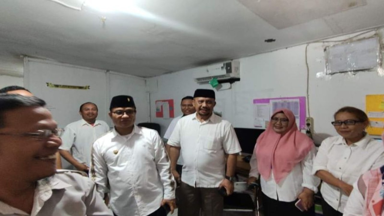 Wakil Bupati Sigi Samuel Yansen Pongi melakukan sidak kehadiran ASN di beberapa OPD lingkup Pemkab Sigi di Dolo, Rabu (26/4/2023). (FOTO ANTARA/HO-Prokopim Setda Pemkab Sigi)