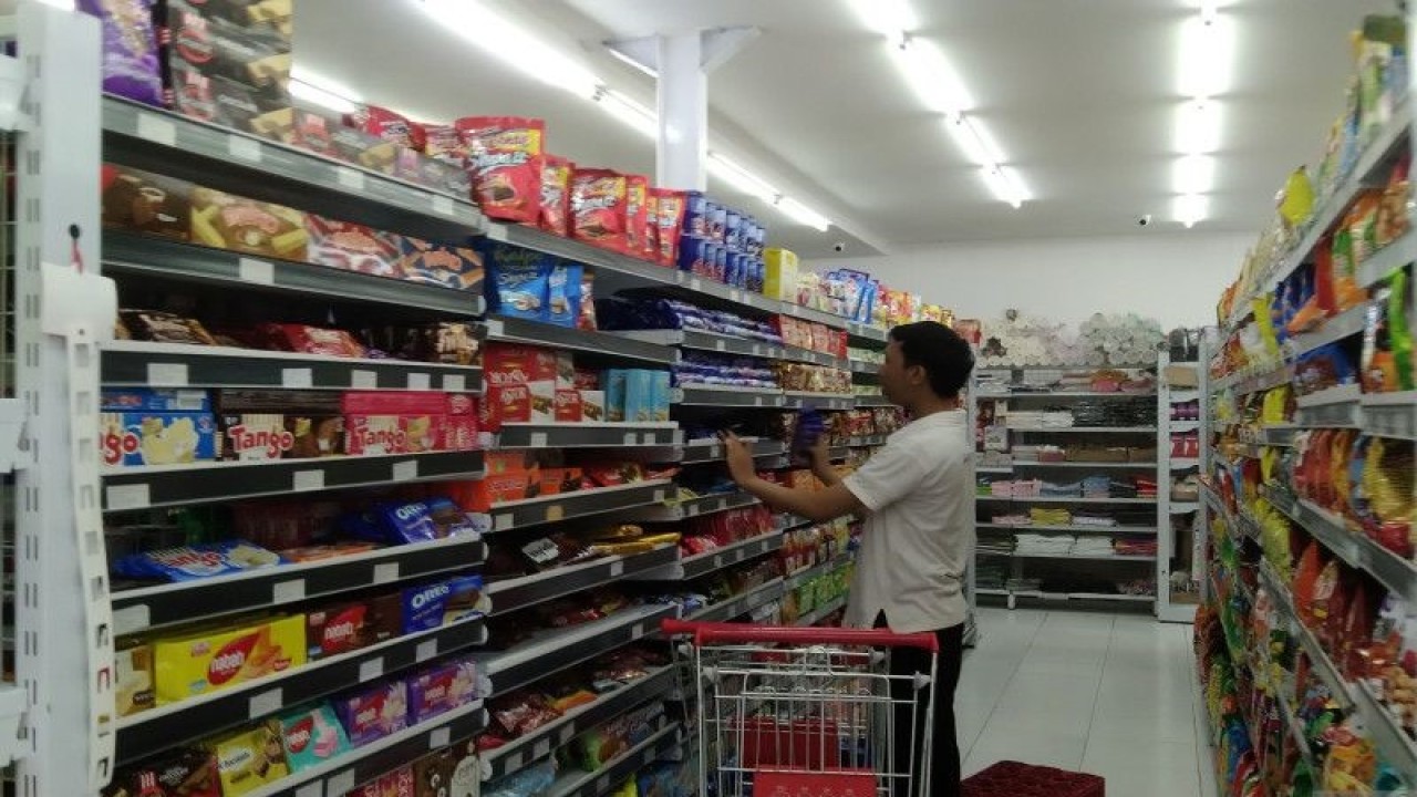 Konsumen membeli sejumlah produk makanan di salah satu pasar swalayan di Gianyar, Bali, Selasa (18/4/2023) ANTARA/Dewa Ketut Sudiarta Wiguna