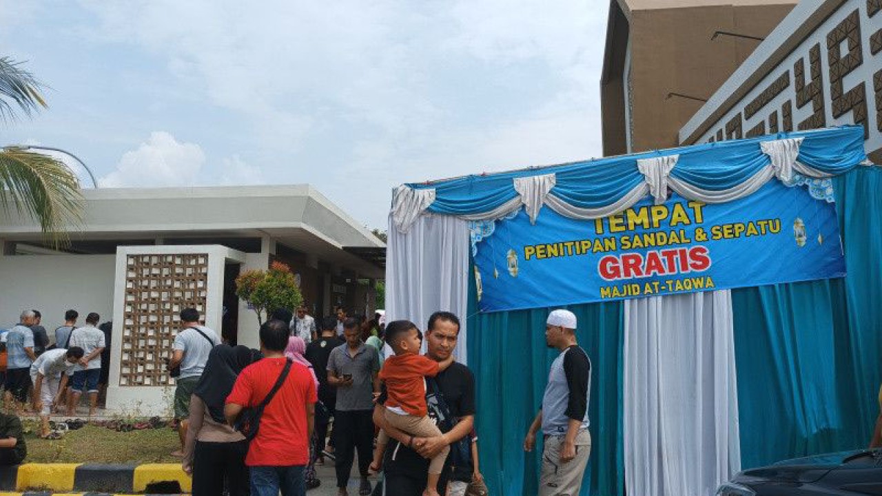 Sejumlah warga berada di Masjid At-taqwa di tempat istirahat KM 207 Palikanci Cirebon, Jawa Barat, Selasa (18/4/2023). (ANTARA/Khaerul Izan)