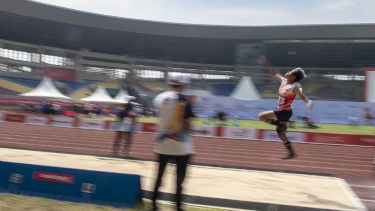 Ilustrasi - Atlet lompat jauh Indonesia Rica Oktavia melakukan lompatan pada nomor lompat jauh F20 ASEAN Para Games 2022 di Stadion Manahan, Solo, Jawa Tengah, Selasa (2/8/2022). . ANTARA FOTO/Muhammad Adimaja/YU