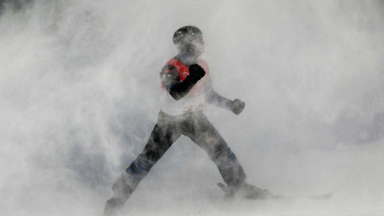 Atlet Ski Belarusia Stanislau Hladchenka bereaksi usai menyelesaikan penampilannya dalam Final 1 nomor Freestyle Skiing Men's Aerials Olimpiade Musim Dingin Beijing 2022 di Genting Snow Park, Zhangjiakou, China, Rabu (16/2/2022). ANTARA FOTO/REUTERS/Dylan Martinez/wsj.