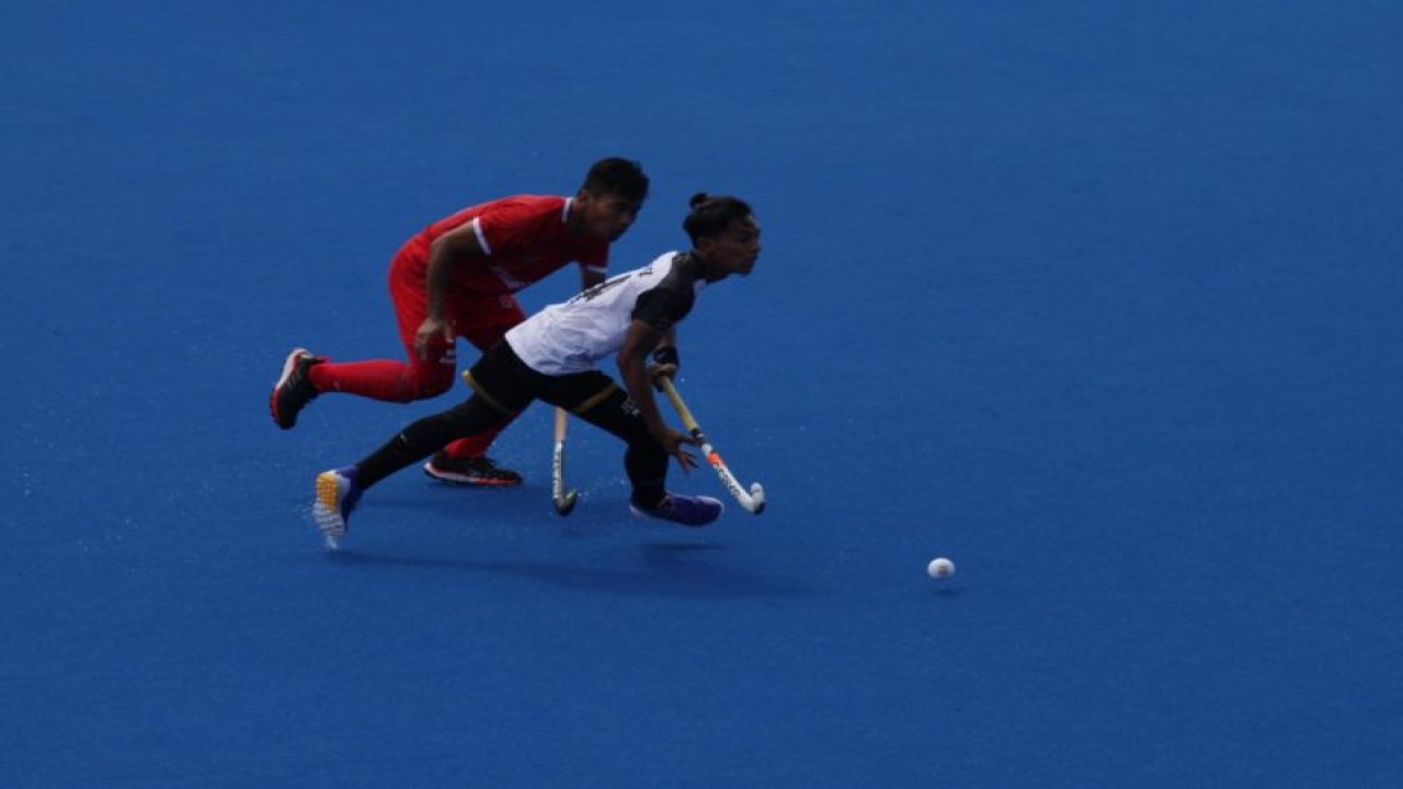 Atlet Hoki Sulawesi Selatan (putih) saat berlaga di Pekan Olahraga Nasional (PON) XX 2020 Papua.ANTARA/HO-ciwa