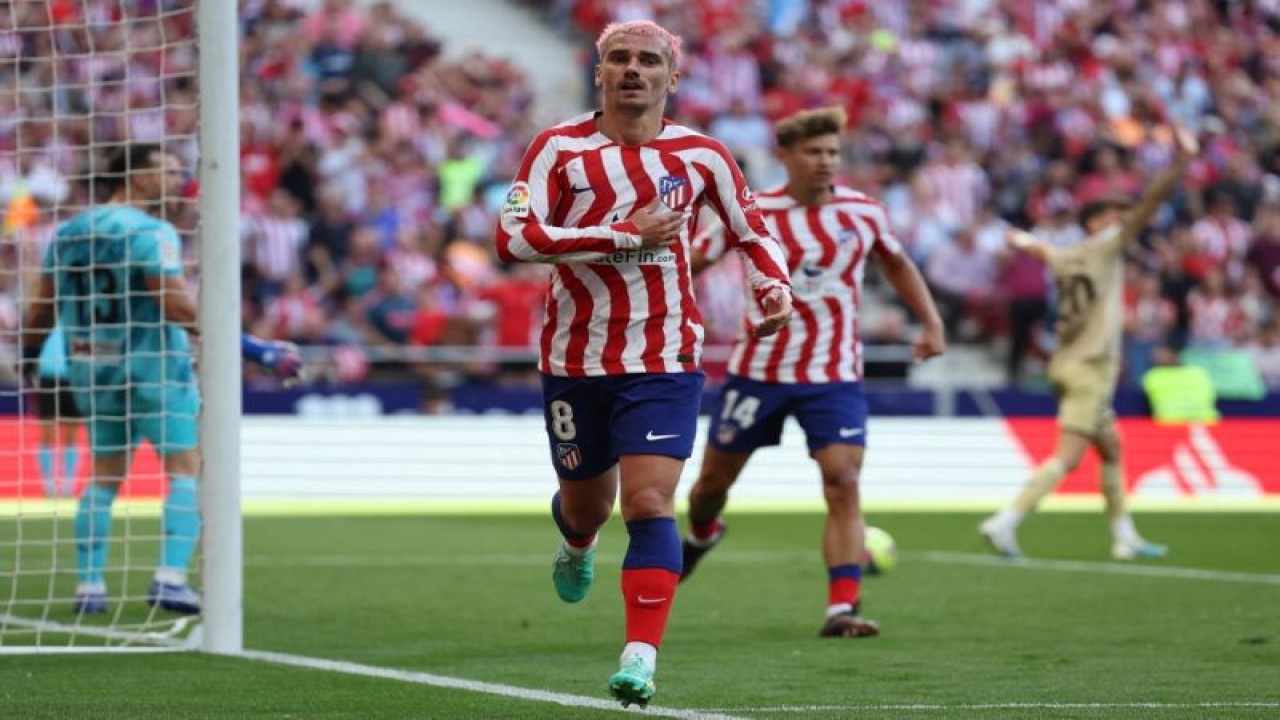 Penyerang Antoine Griezmann merayakan keberhasilannya mencetak gol kedua Atletico Madrid ketika menghadapi Almeria pada pekan ke-29 Liga Spanyol di Stadion Wanda Metropolitano, Madrid, Minggu (16/4/2023). (ANTARA/AFP/PIERRE-PHILIPPE MARCOU)