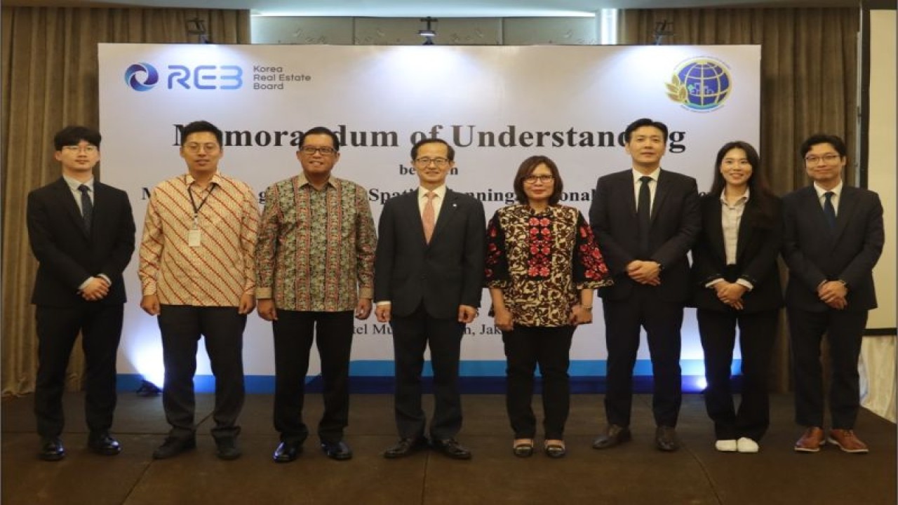 Kementerian Agraria dan Tata Ruang/Badan Pertanahan Nasional (ATR/BPN) melakukan penandatanganan nota kesepahaman (MoU) dengan Korea Real Estate Board (REB) di Jakarta, Selasa (11/4/2023). (ANTARA/Ho/Kementerian ATR/BPN/dok.Pri)
