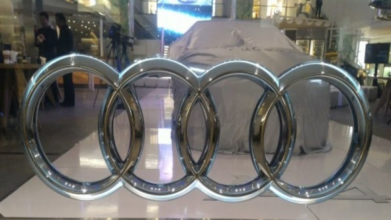 Logo Audi yang dipajang dalam acara peluncuran All New Audi A4 untuk pasar Indonesia di Jakarta, Rabu (1/6/2016). (ANTARA News/Gilang Galiartha)