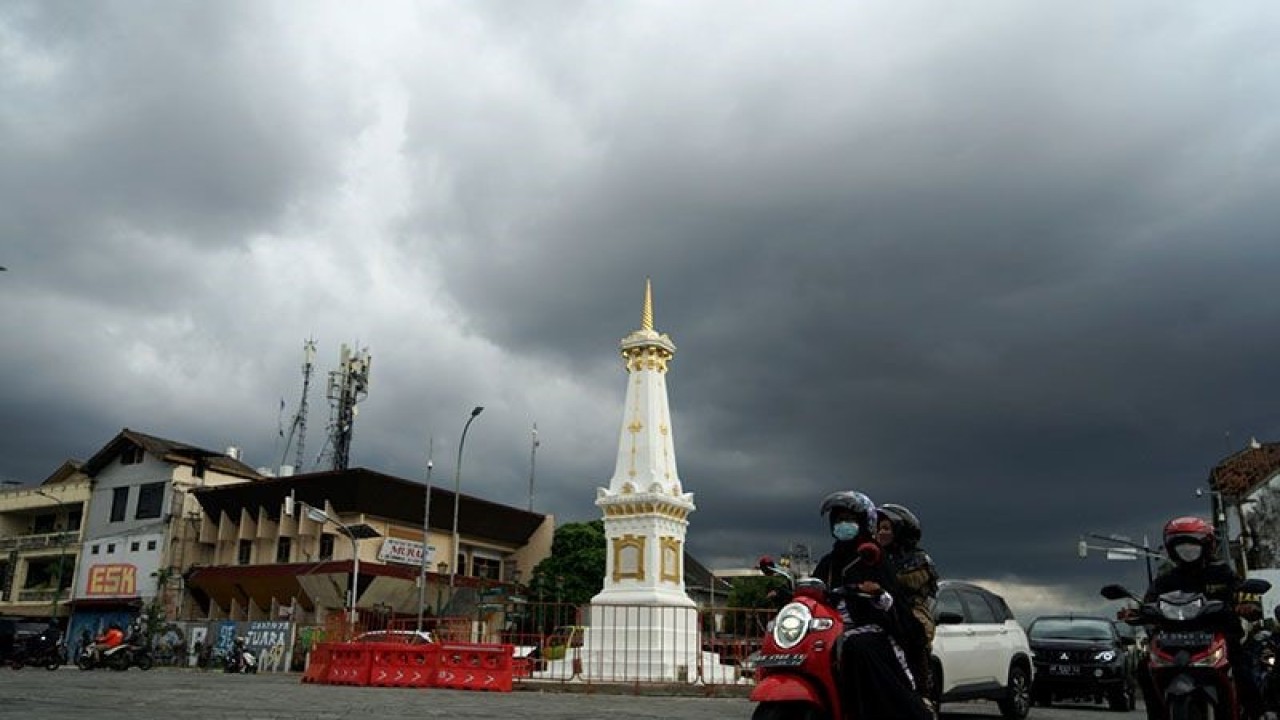 Awan mendung di atas Kota Yogyakarta, Rabu (17/11/2021). ANTARA FOTO/Andreas Fitri Atmoko/tom/pri