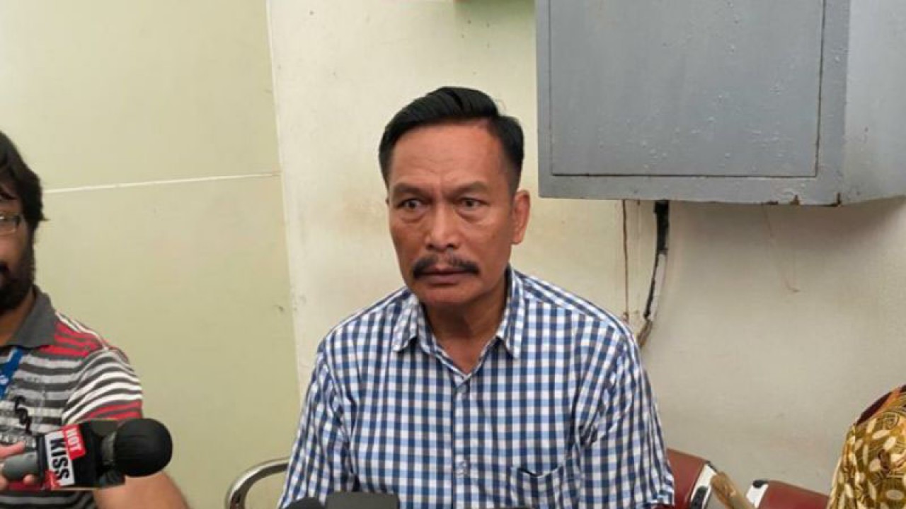 Ayah Shane, Tagor Lumbantoruan memberikan keterangan kepada wartawan di Pengadilan Negeri Jakarta Selatan, Jakarta, Selasa (4/4/2023). ANTARA/Luthfia Miranda Putri