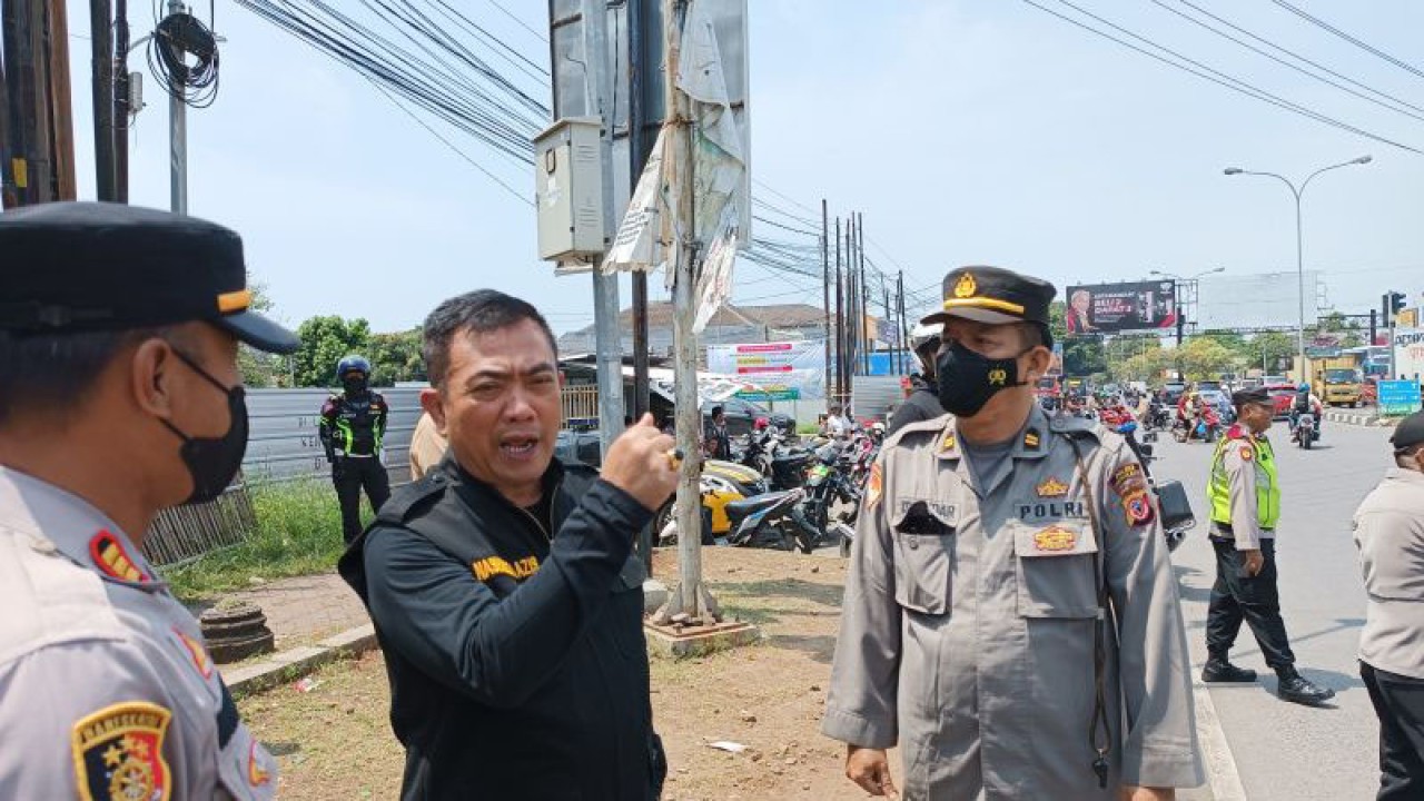 Wali Kota Cirebon Nashrudim Azis (kedua kiri) saat memantau lalu lintas di Cirebon, Jawa Barat, Rabu (19/4/2023). (ANTARA/Khaerul Izan)