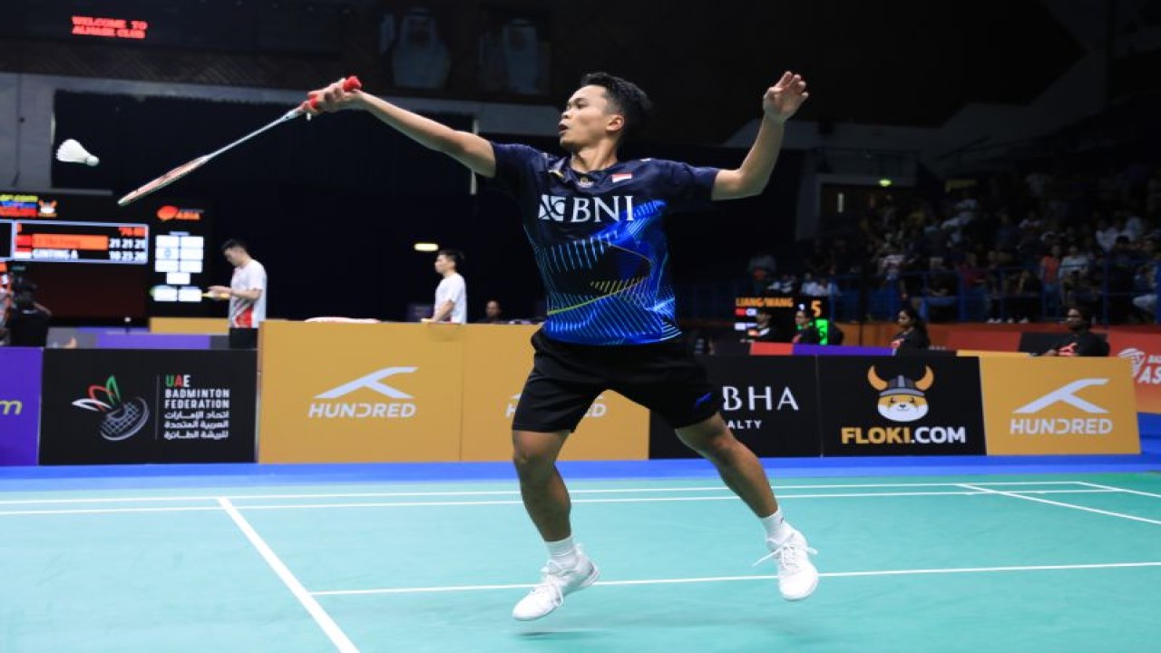 Anthony Sinisuka Ginting melaju ke babak semifinal Kejuaraan Badminton Asia (BAC) 2023 setelah mengalahkan Li Shi Feng pada perempat final di Dubai,Uni Emirat Arab, Jumat. (ANTARA/HO-PP PBSI)