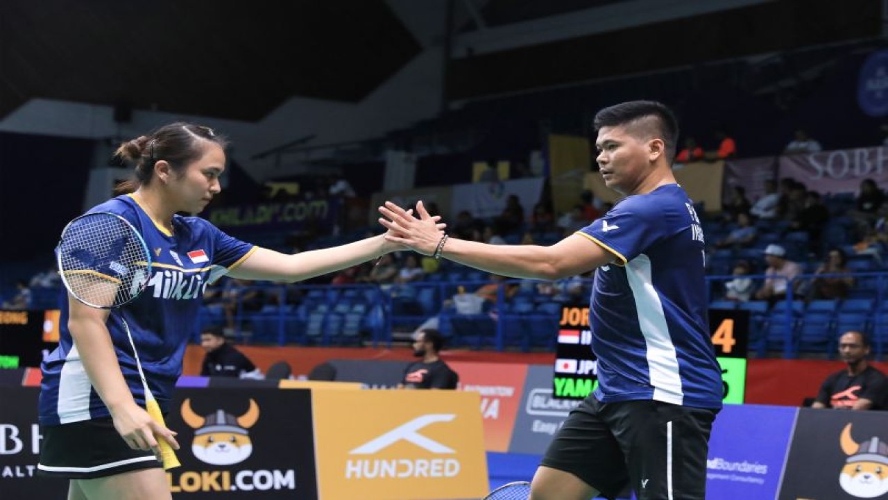 Ganda campuran Praveen Jordan/Melati Daeva Oktavianti lolos dari babak pertama Kejuaraan Badminton Asia (BAC) 2023 setelah mengalahkan Kyohei Yamashita/Naru Shinoya (Jepang) di Dubai, Uni Emirat Arab, Selasa. (ANTARA/HO-PP PBSI)