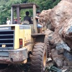 Bagian jalan di jalur Bandung-Garut masih tertutup longsoran-1681295567