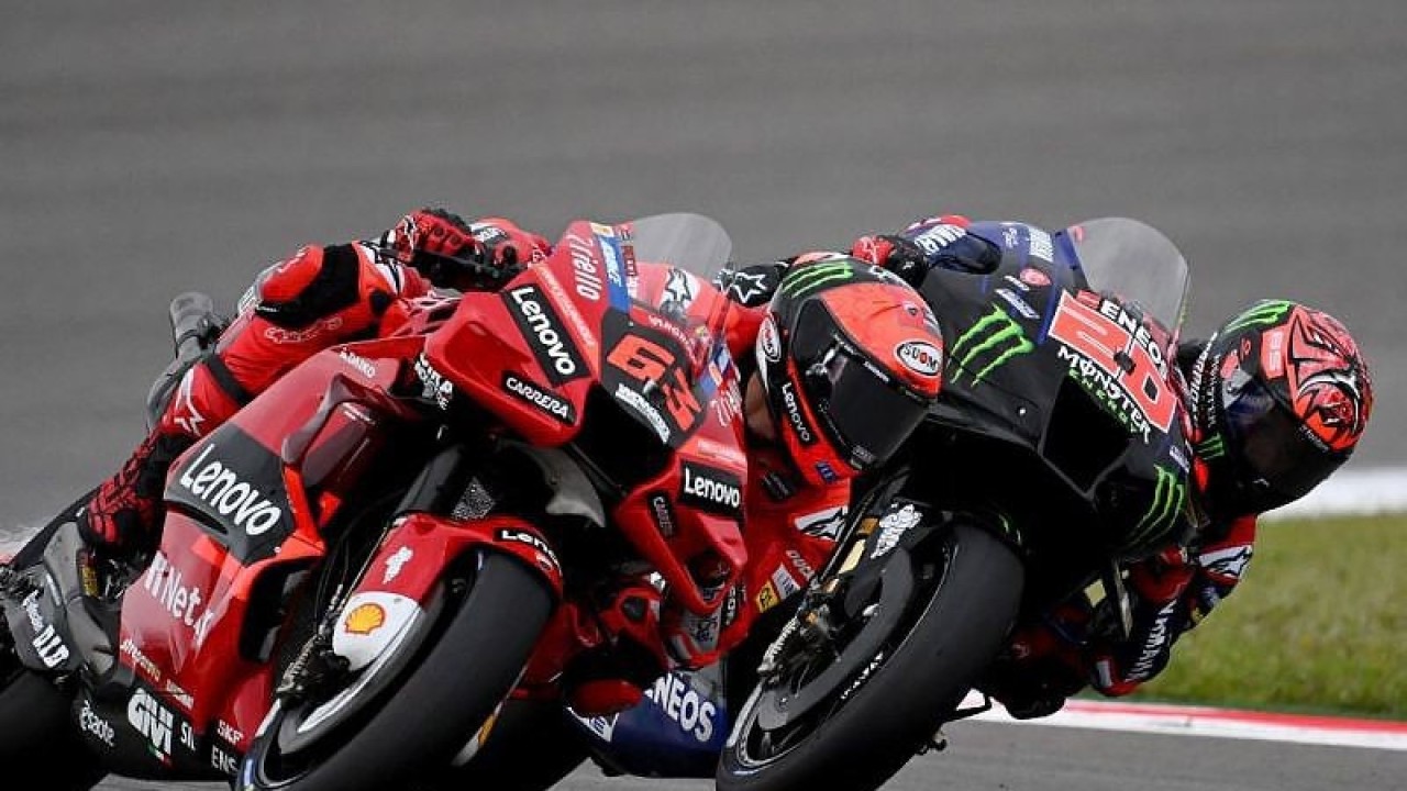 Arsip foto - Pebalap tim Ducati Francesco Bagnaia dan pebalap tim Yamaha Fabio Quartararo saat berduel di Grand Prix Portugal, Sirkuit Alrgarve, Portimao, Portugal (24/4/2022). ANTARA/AFP/Gabriel Bouys/aa.