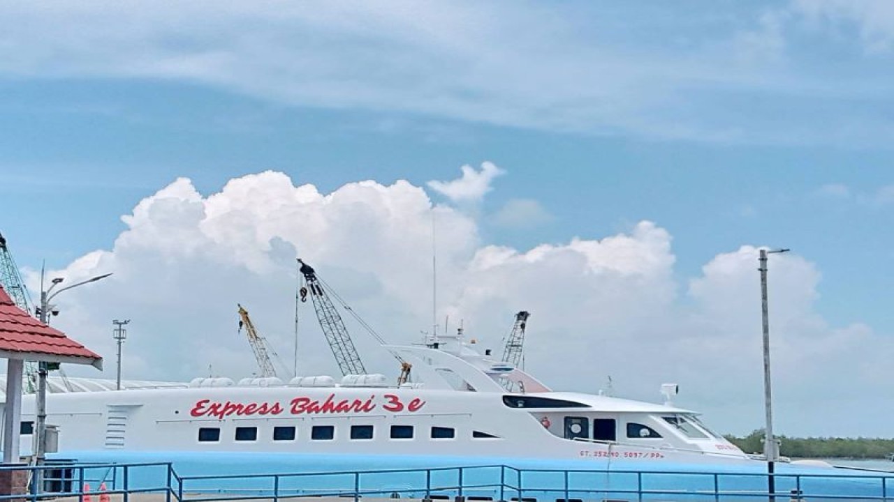 Kapal cepat Express Bahari 3 E rute pelabuhan Tanjung Pandan menuju Pangkal Pinang saat bersandar di pelabuhan Belitung (ANTARA/Kasmono)