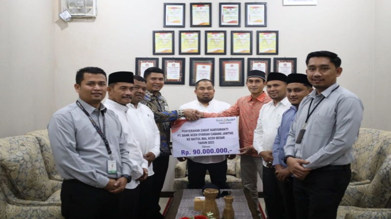 PJ.Bupati Aceh Besar Muhammad Iswanto di dampingi Sekdakab Aceh Besar Sulaimi menyaksikan penyerahan Zakat Karyawan/Ti PT.Bank Aceh Syariah Cabang Jantho Ke Baitul Mal Aceh Besar Tahun 2023 (ANTARA/HO)