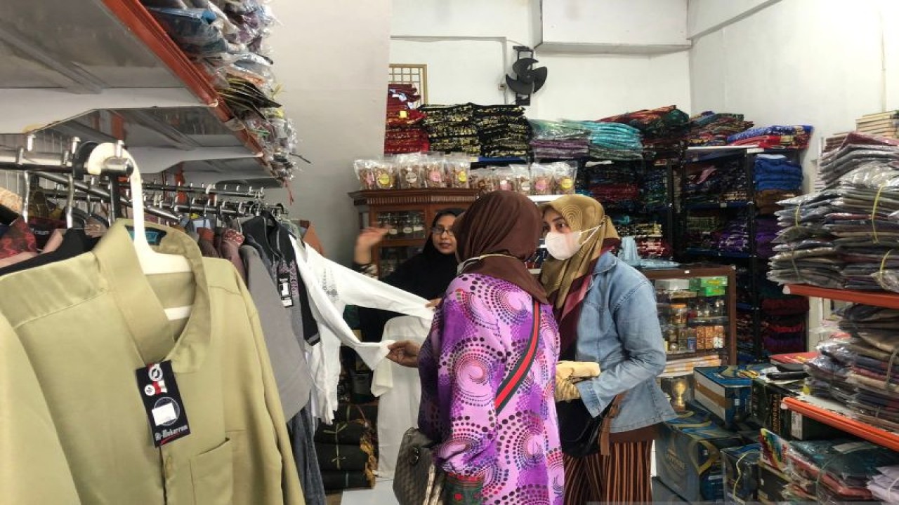 Pembeli saat memilih busana muslim di Toko Babusalam, Denpasar, Bali, Senin (10/4/2023). ANTARA/Ni Putu Putri Muliantari
