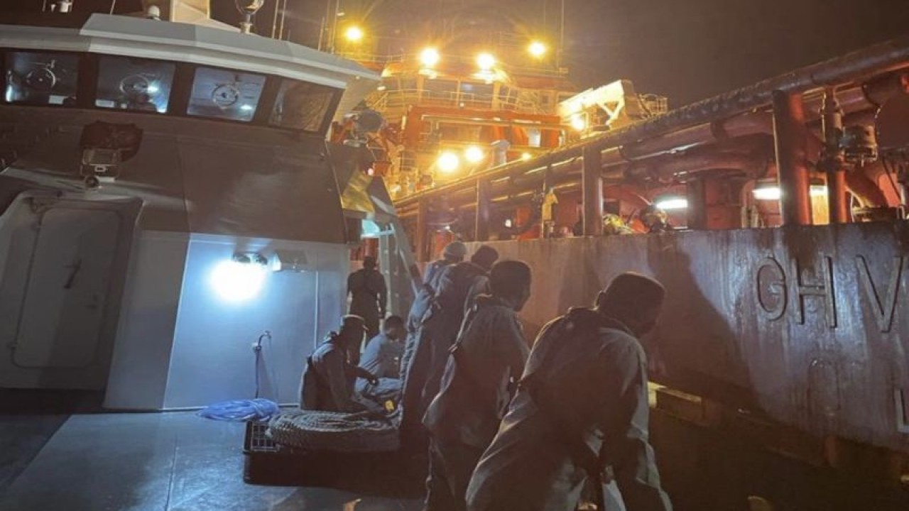 Proses evakuasi ABK KLM. Buana Indah oleh Bakamla RI di Perairan Natuna (ANTARA/HO-Humas Bakamla