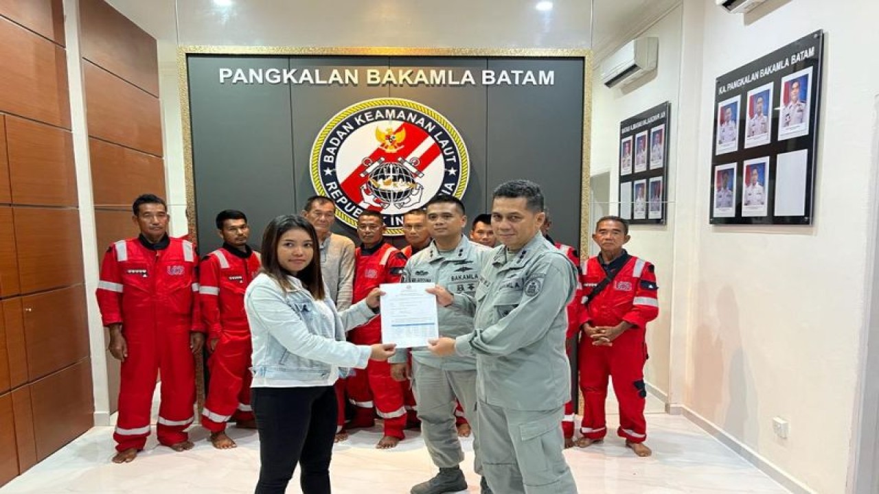 Bakamla menyerahkan korban kapal tenggelam kepada keluarga. ANTARA/HO-Humas Bakamla