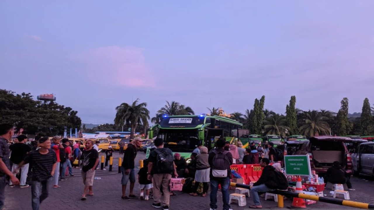 Suasana penumpukan penumpang di terminal pelabuhan Bakauheni pada Kamis pagi atau H-2 lebaran 2023. ANTARA/Riadi Gunawan