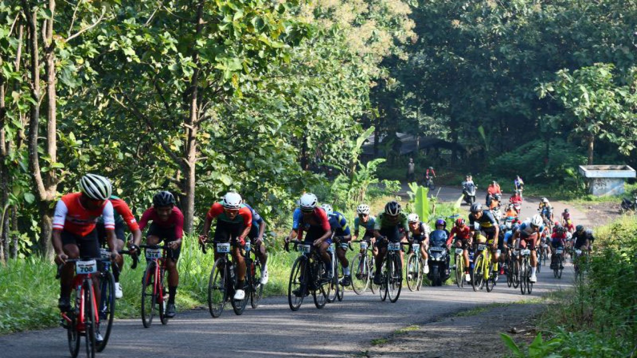 Sejumlah pembalap sepeda memacu kecepatannya saat mengikuti balap sepeda Bodag Uphill Challenge 2023 di Madiun, Jawa Timur, Minggu (19/3/2023). . ANTARA FOTO/Siswowidodo/tom. (ANTARA FOTO/SISWOWIDODO)