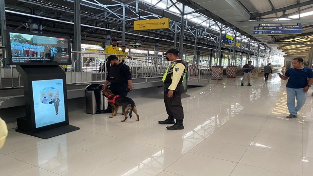 Sejumlah polisi dari Unit Satwa (K9) Satuan Samapta Polresta Surakarta saat melakukan pengamanan menyisir dari berabagai sudut di Stasiun Balapang Solo, Rabu (26/4/2023). ANTARA/HO- Humas Polresta Surakarta.