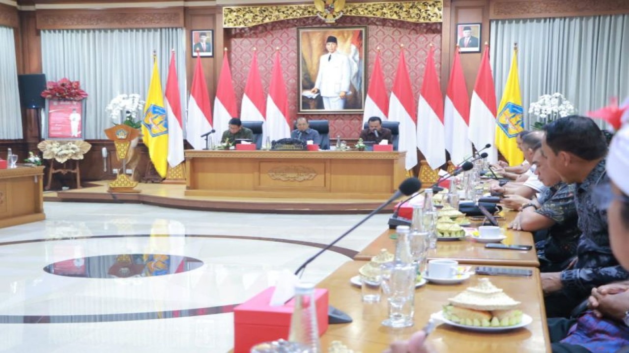Gubernur Bali Wayan Koster di Kota Denpasar, Senin (3/4/2023), memimpin rapat persiapan pelaksanaan upacara di Pura Agung Besakih. (ANTARA/HO-Pemprov Bali)