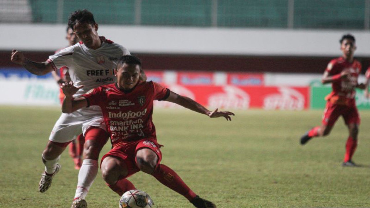 Arsip - Pesepak Bola Bali United FC Ricky Fajrin (kedua kiri) berebut bola dengan pesepak bola Persis Solo Irfan Bachdim (kiri) dalam pertandingan BRI Liga 1 di Stadion Maguwoharjo, Sleman, D.I Yogyakarta, Senin (27/2/2023). Bali United FC mengalahkan Persis Solo dengan skor 3-1. ANTARA FOTO/Andreas Fitri Atmoko/foc.