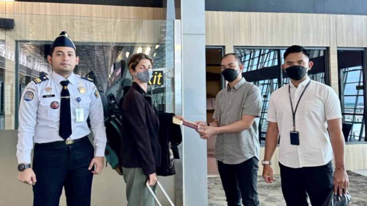 Arsip foto: Petugas Imigrasi Denpasar mengawal pendeportasian seorang warga negara asing asal Italia di Bandara Internasional I Gusti Ngurah Rai, Bali, Selasa (4/4/2023). ANTARA/HO-Kantor Imigrasi Denpasar