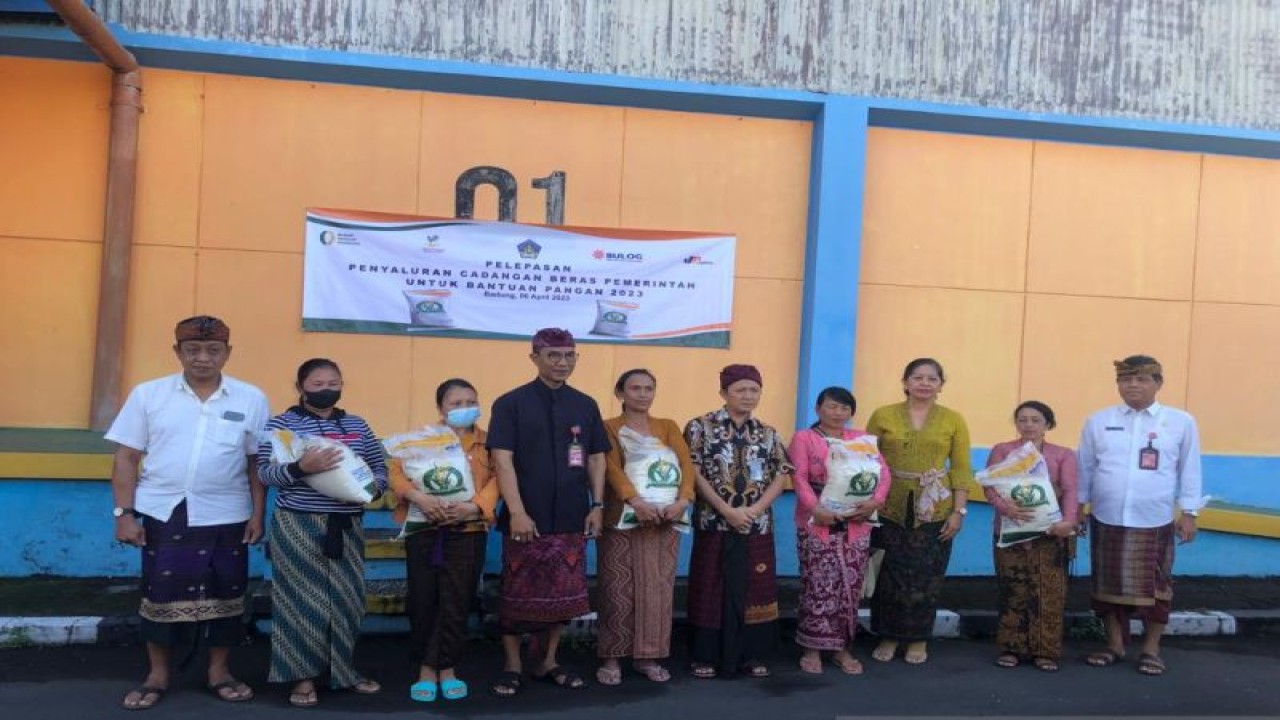 Penyerahan bantuan pangan cadangan beras pemerintah kepada perwakilan keluarga penerima manfaat di Kabupaten Badung, Bali, Kamis (6/4/2023). ANTARA/Ni Putu Putri Muliantari