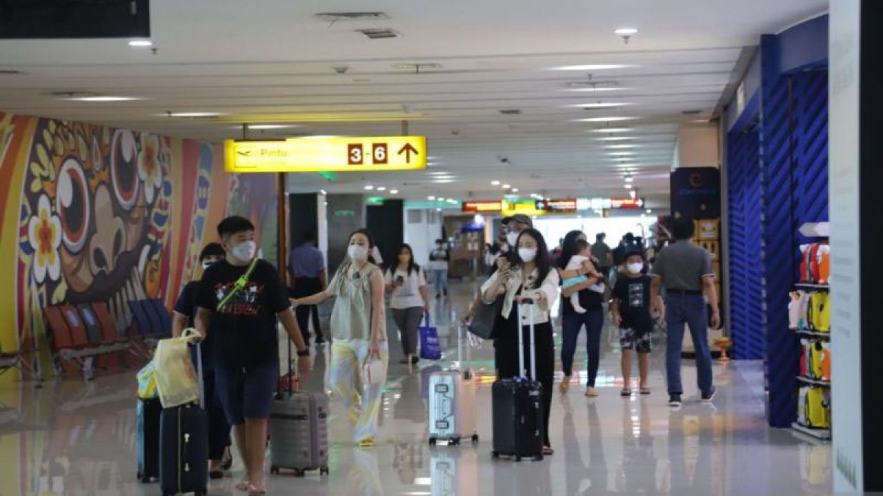 Sejumlah penumpang internasional tiba di Bandar Udara Internasional I Gusti Ngurah Rai, Bali, Minggu (5/3/2023) ANTARA/Bandara Ngurah Rai Bali