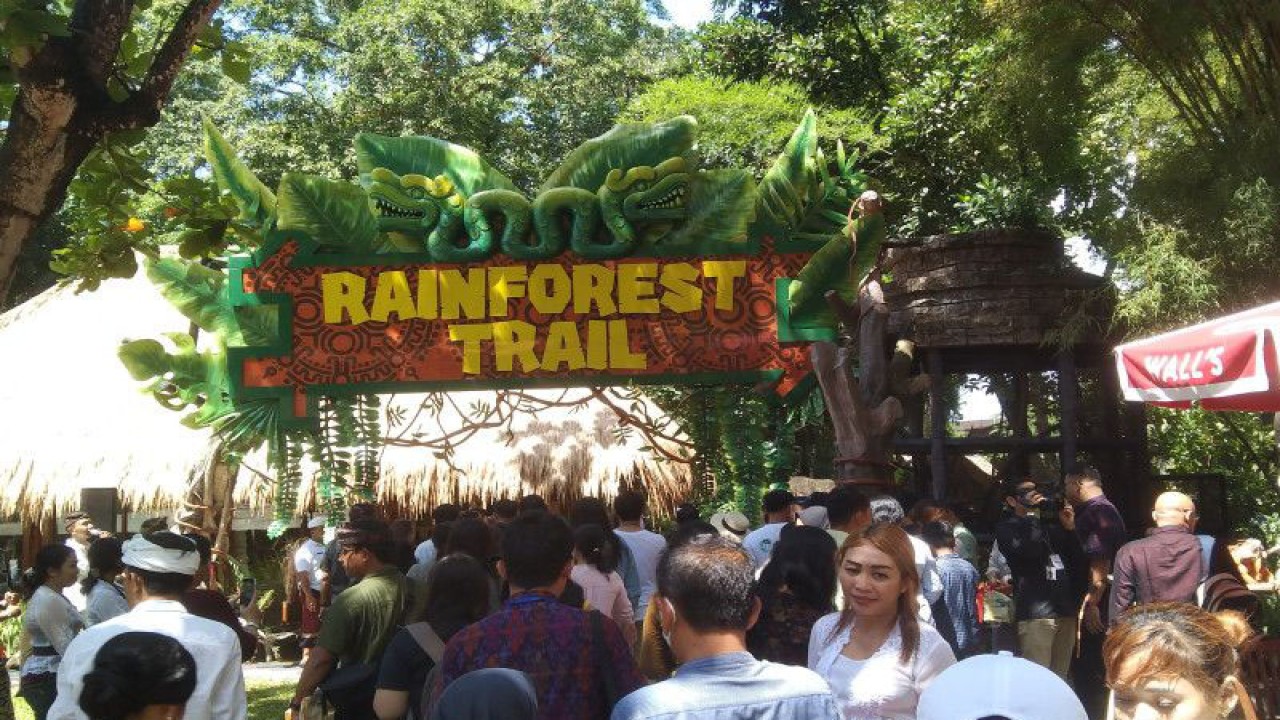 Sejumlah pengunjung memasuki wahana Rainforest Trail sebagai wahana baru sambut libur Lebaran di Bali Safari Park, Gianyar, Bali, Kamis (20/4/2023) ANTARA/Dewa Ketut Sudiarta Wiguna