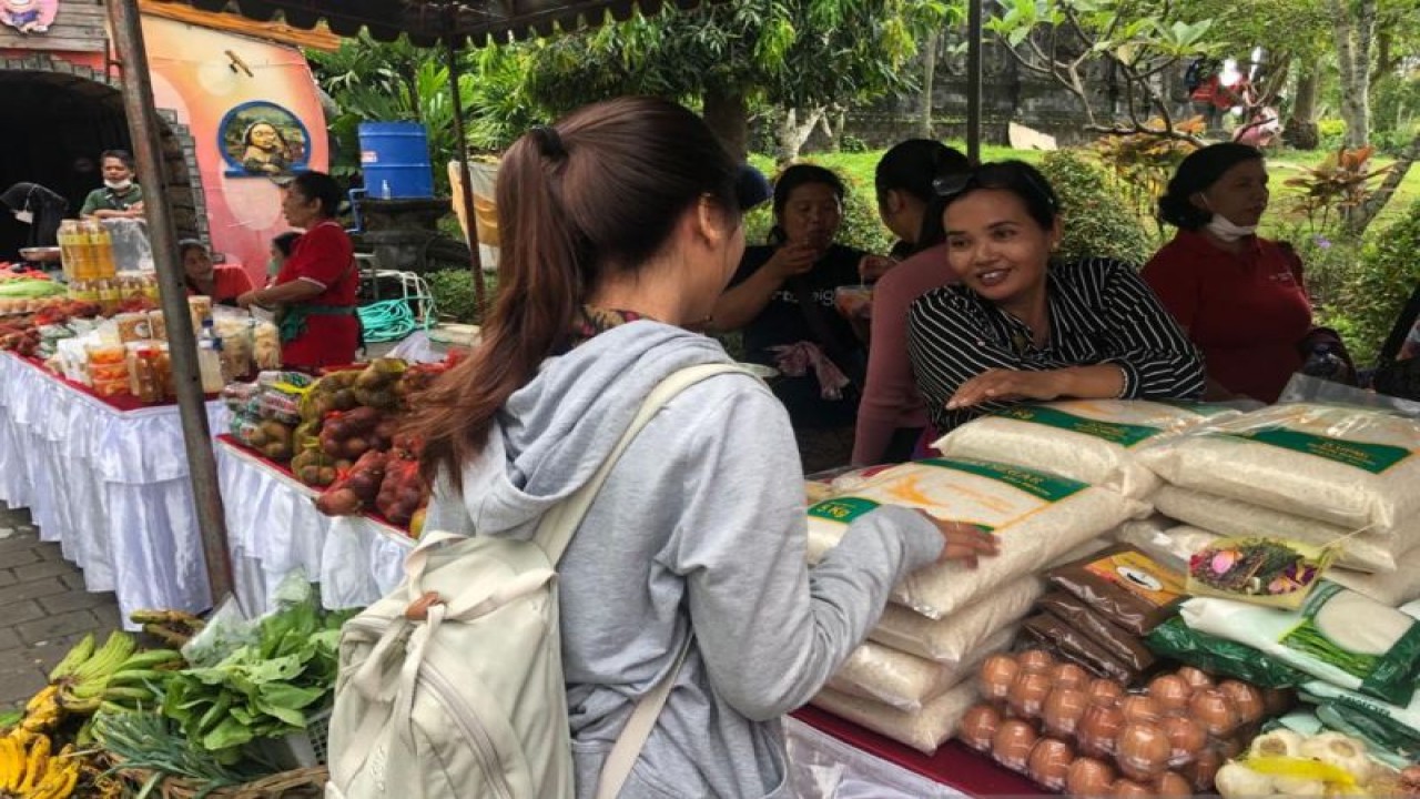 Wargamembeli beras dalam operasi pasar yang dilaksanakan di Kota Denpasar, Provinsi Bali. (ANTARA/Ni Putu Putri Muliantari)