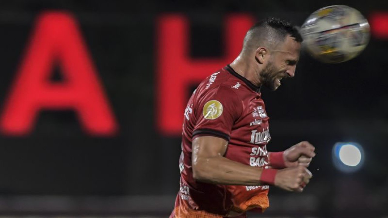 Arsip - Pesepak bola Bali United Spasojevic menyundul bola saat melawan Arema FC dalam lanjutan Liga 1 di Stadion PTIK, Jakarta, Senin (27/3/2023). ANTARA FOTO/Galih Pradipta/rwa. (ANTARA FOTO/GALIH PRADIPTA)