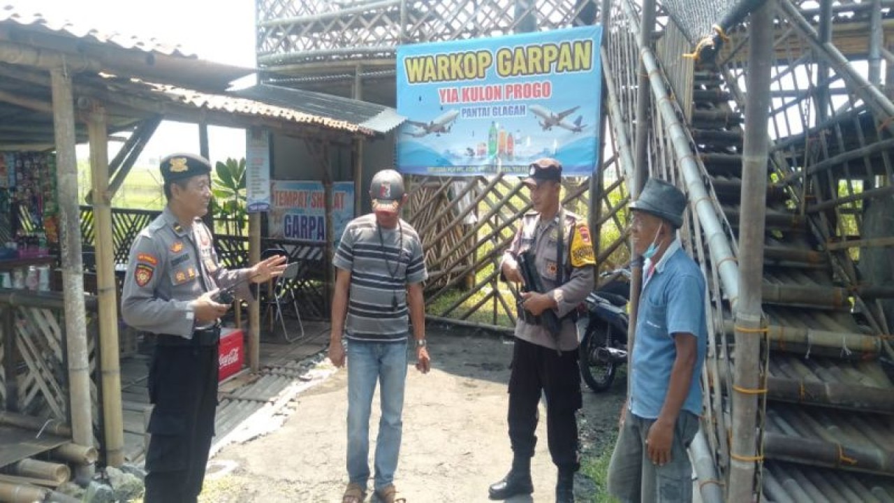 Anggota Polres Kulon Progo dan jajaran memberikan edukasi soal bahaya menerbangkan balon udara liar. (ANTARA/HO-Humas Polres Kulon Progo)