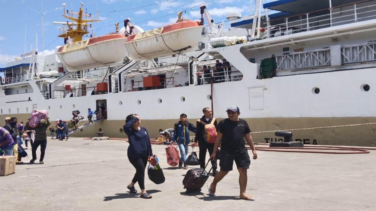 Penumpang KM Sangiang rute Banda-Ambon tiba di Pelabuhan Yos Sudarso Ambon, Senin (17/4/2023). ANTARA