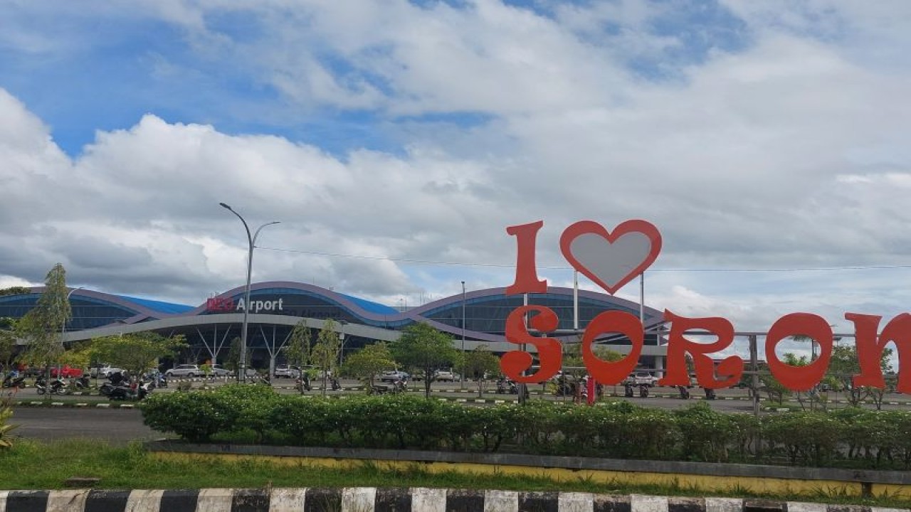 Bandar Udara Eduard Osok (DEO) Sorong, Provinsi Paoua Barat Daya. (ANTARA/Yuvensius Lasa Banafanu)