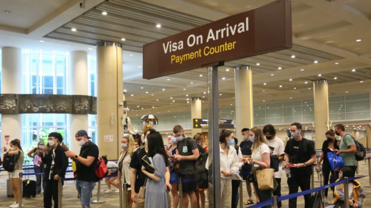 Sejumlah wisatawan mancanegara mengantre untuk membayar fasilitas visa on arrival (VoA) di terminal kedatangan internasional Bandara Internasional I Gusti Ngurah Rai, Bali, Kamis (28/4/2022). ANTARA/HO-Bandara Internasional I Gusti Ngurah Rai Bali
